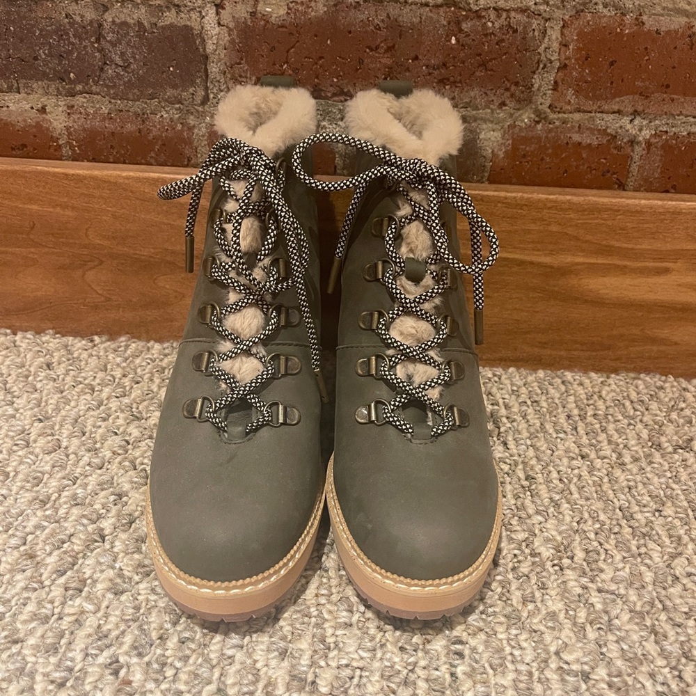 Toms Olive Green Shearling-Lined Wedge Bootis